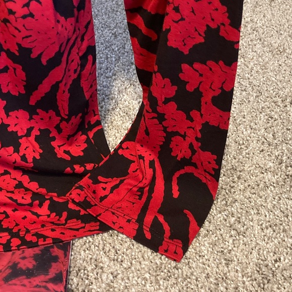 NWT Chico's Red and Black wild poppy paisley long sleeve tee - Picture 5 of 6